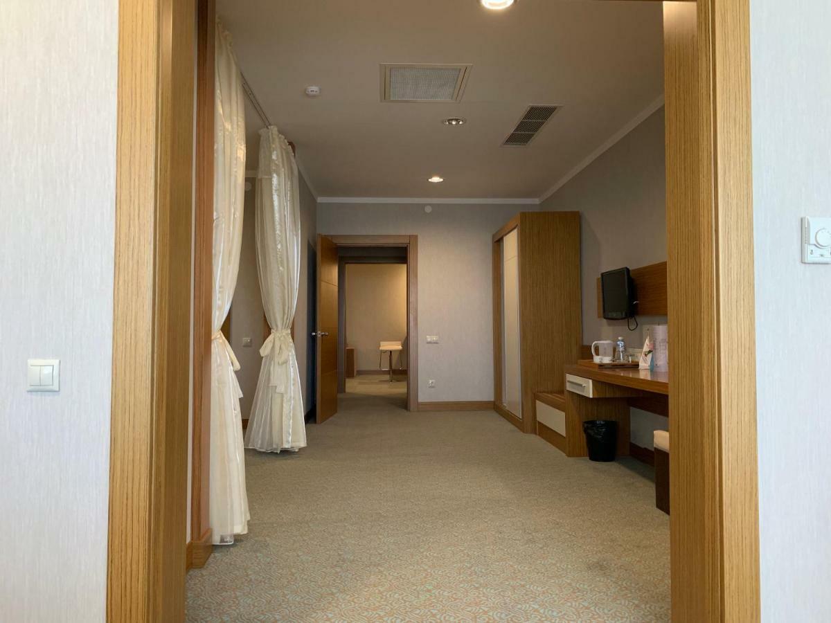 Grand Nur Plaza Hotel Aktau  Bagian luar foto